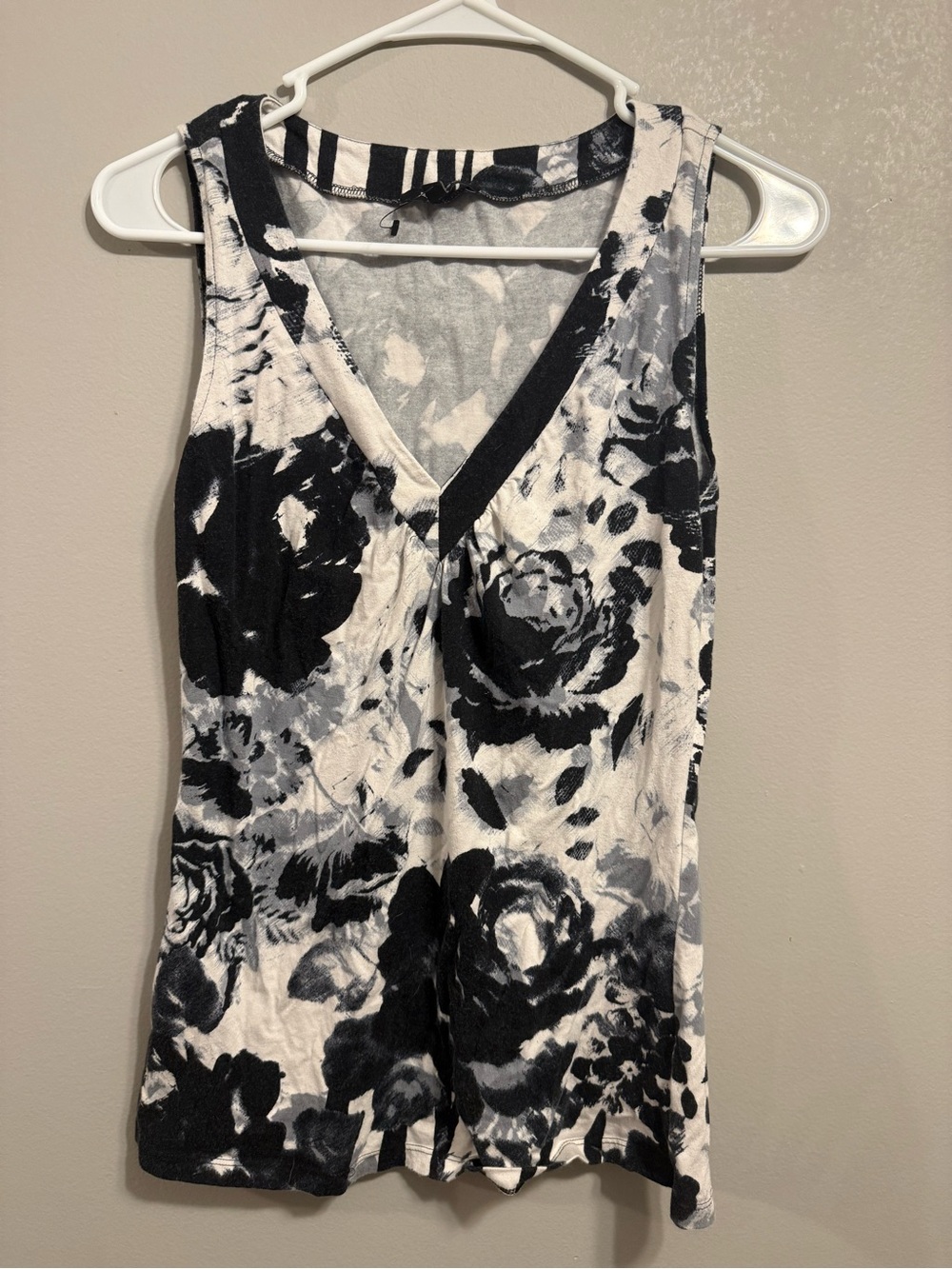 Y2K Express Black & White Floral V-Neck Tank